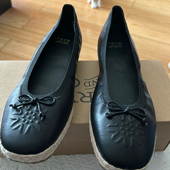 FRYE AND CO. Shoes - FRYE NWT never worn willow black flats women’s size 81/2
